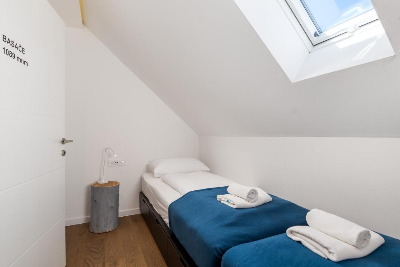 Modern Alpine Monsalbius Chalet Baske Ostarije Bagian luar foto