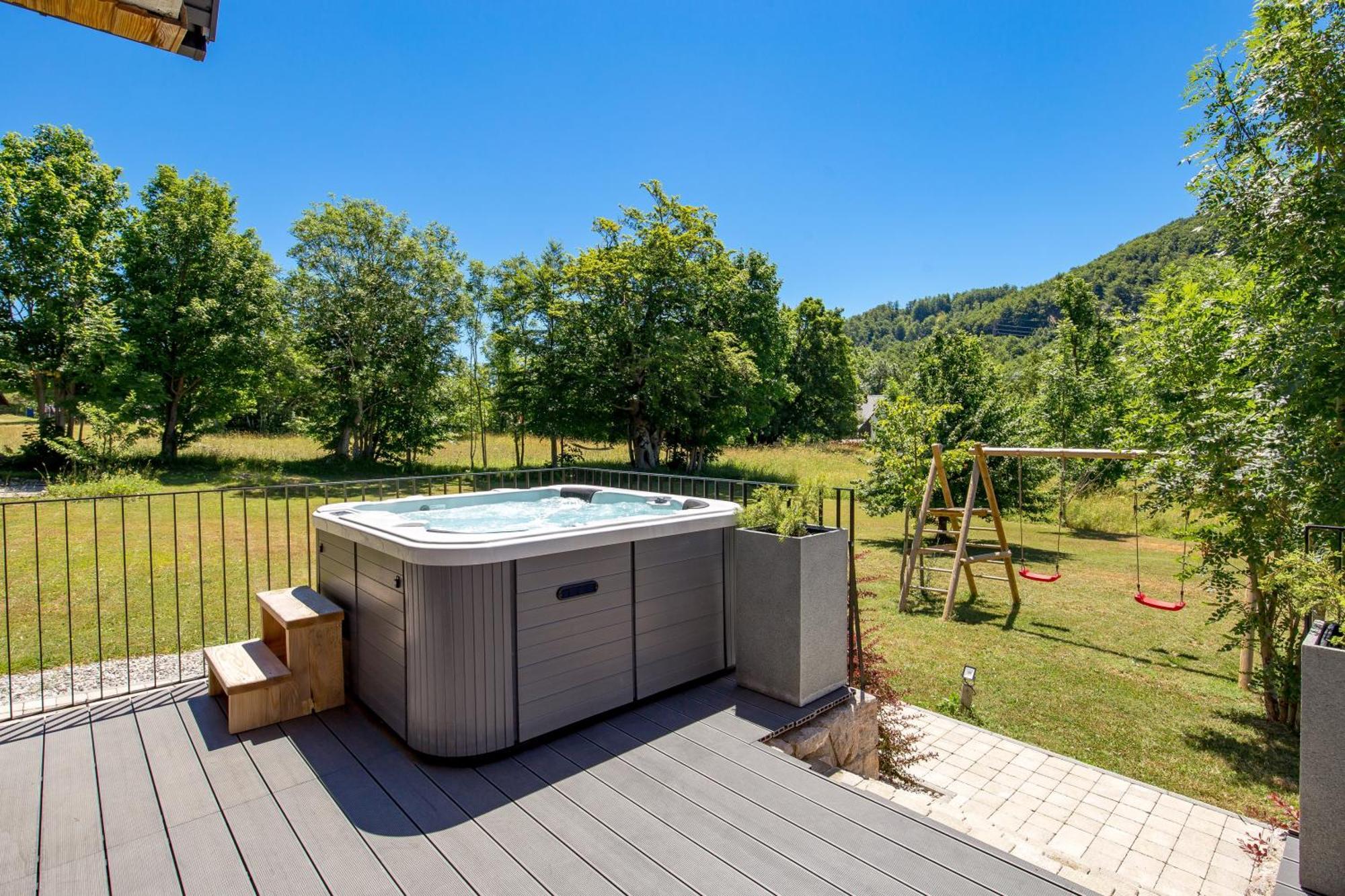 Modern Alpine Monsalbius Chalet Baske Ostarije Bagian luar foto